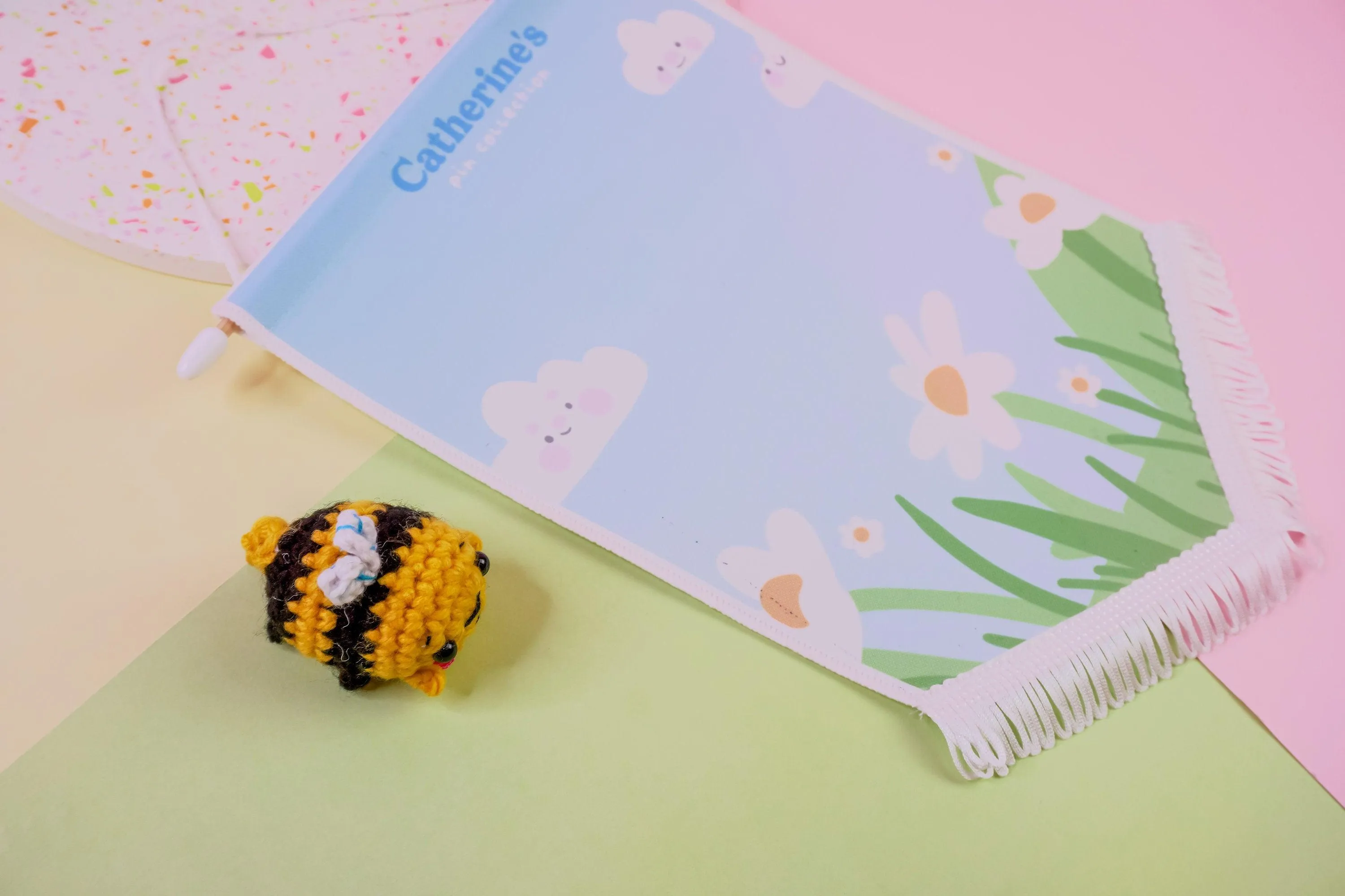 Summer Enamel Pin Banner | Kawaii Customisable Pin Display with Daisy & Cloud Design | Cute Storage for Pins